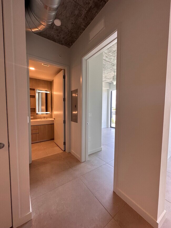 Photo - 142 NW 31st St Unidad B21