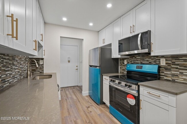 Building Photo - 60 Amberly Dr Rental