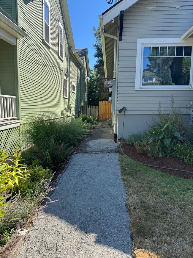 Building Photo - Fully Furnished 1-Bedroom Apartment – Private Entry – Sellwood