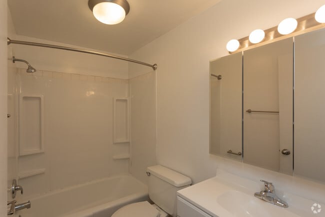 1BR, 1BA - Wellington Manor Apartments