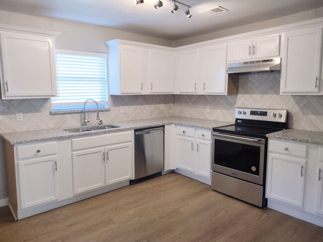 Building Photo - Wonderfully updated!! Rental