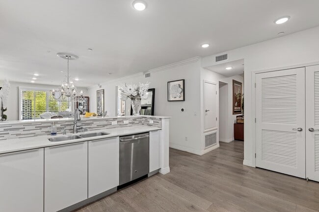 Photo - 5253 Vantage Ave Unidad #202