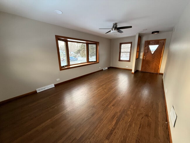 Photo - 5825 Webster St