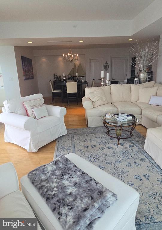 Building Photo - 717 S Christopher Columbus Blvd Unit 1502 Rental