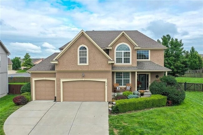 Building Photo - Large open and bright 4 bedroom 3.5 bath home