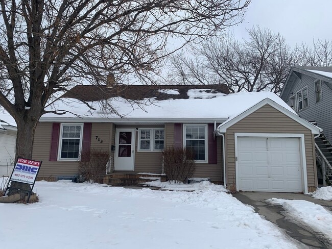Building Photo - 4 Bedroom, 1.5 Bathroom House Available, C...