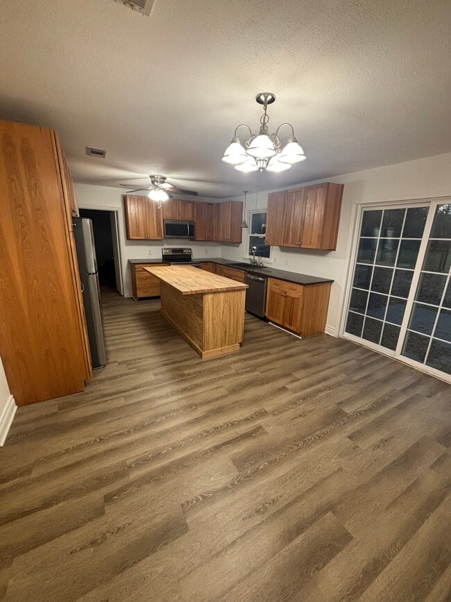 Photo - 2218 Saunders St