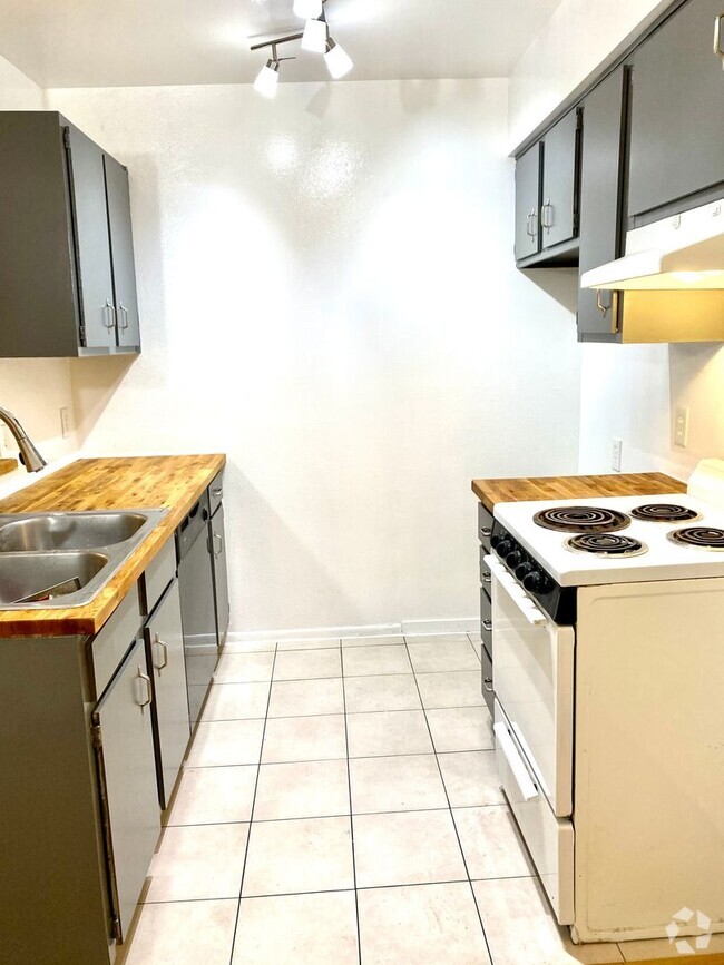 Building Photo - Beautiful Renovated Studio Apartment with ...