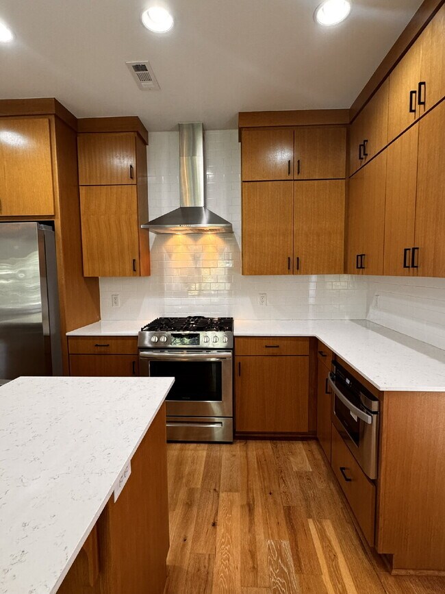 2375 E Amherst Aly