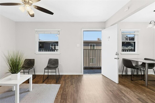 Photo - 2401 Manor Rd Unidad 214
