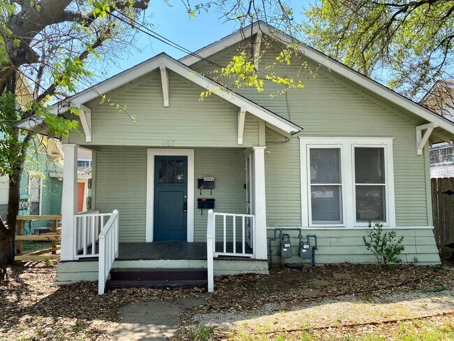 Building Photo - 30th-407 E Unit A