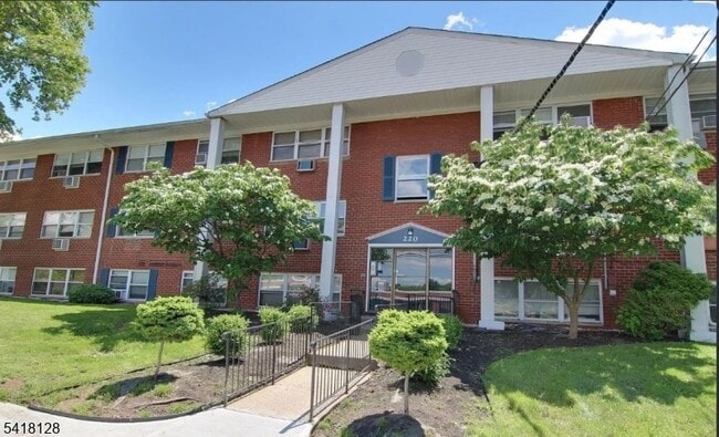 Building Photo - 220 W Sumner Ave Unit 101