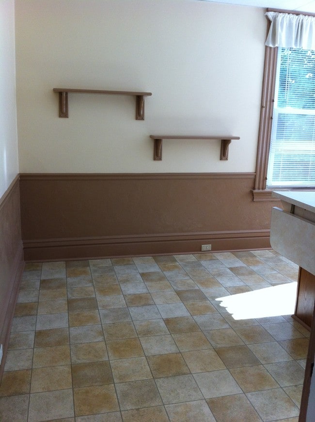 Eat-In Kitchen (14'4" x 13'6') - 933 S Trenton Ave Unit #2