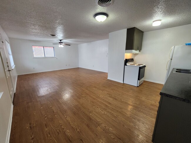 Building Photo - 2/1 Duplex in Lampasas Rental