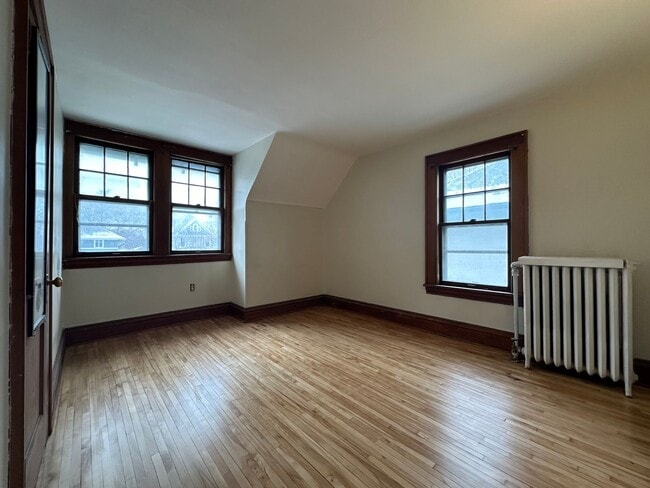 Photo - Charming 6 Bedroom Home in St.Paul!