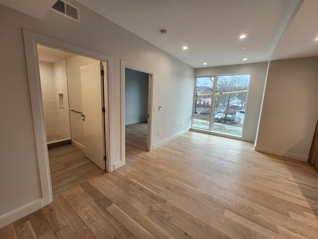 Building Photo - 1055 Cambridge St Unit 201