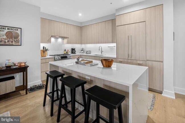 Photo - 737 Swann Ave Unidad 310