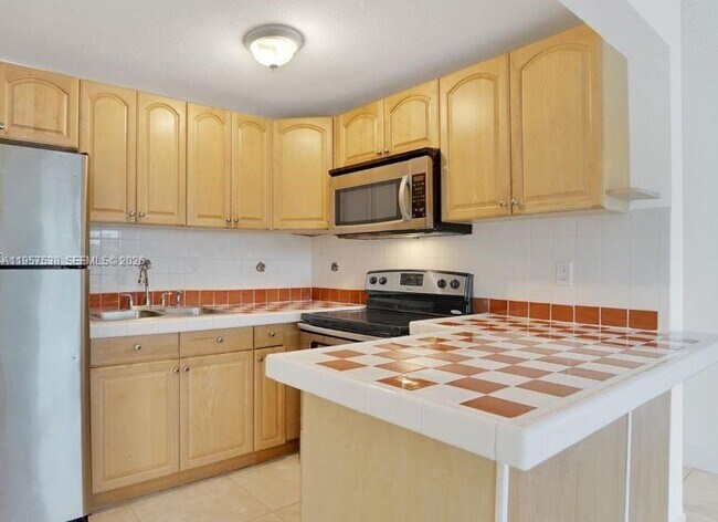 Photo - 4275 NW S Tamiami Canal Dr Unidad 2-310