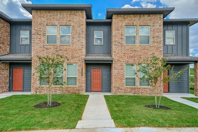 Building Photo - Spacious Townhome Available Now!