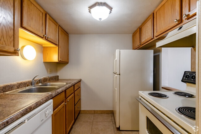 1BR, 1BA - Kitchen - Crescent Creek Apartments