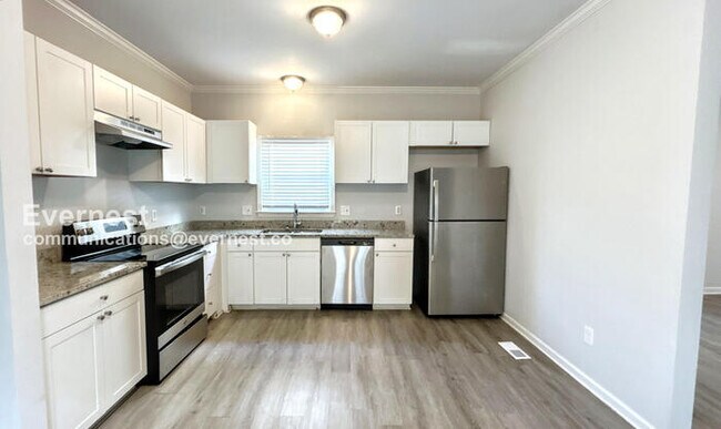 Photo - 679 Smith St SW