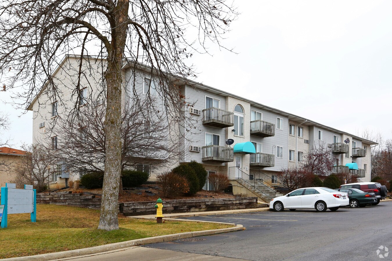 Building - Grandville Court Apartments