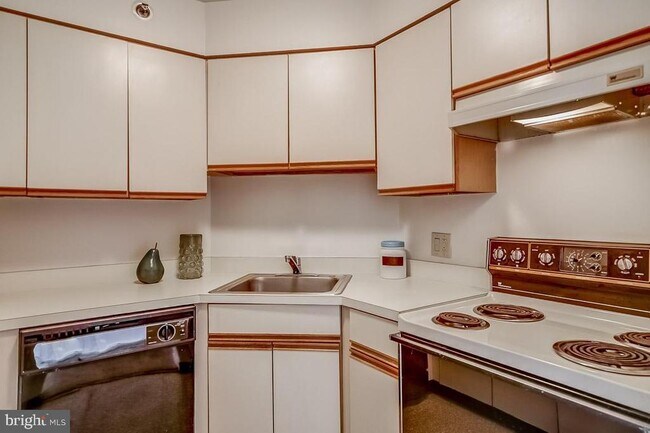 Building Photo - 2020 Walnut St Unit 25M