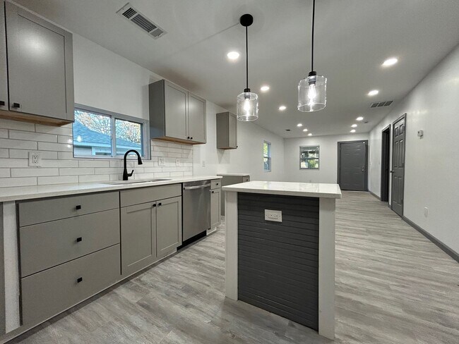 Photo - Oakland City 3 Bed/2 Bath, Beautifully Remodeled with Lovely Chefs Kitchen!