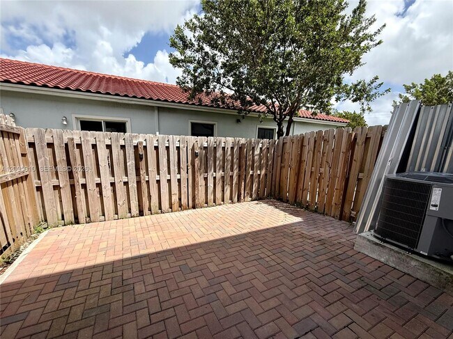 Photo - 529 NE 1st St