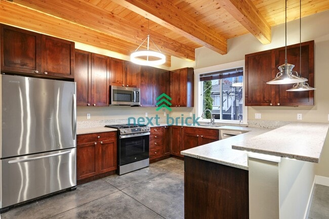 Building Photo - Stunning 2BR and 3BA single family with la...