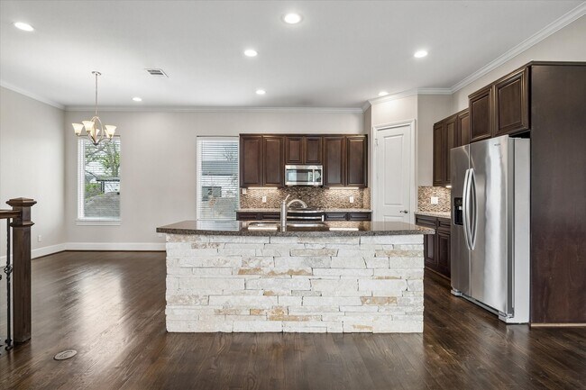 Photo - 1105 E 27th St