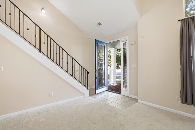 Photo - 1277 Island Pl E