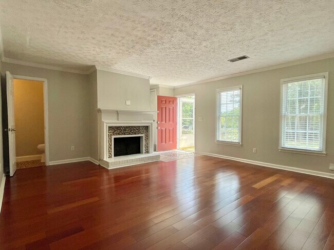 Photo - 317 Timber Creek Ln SW