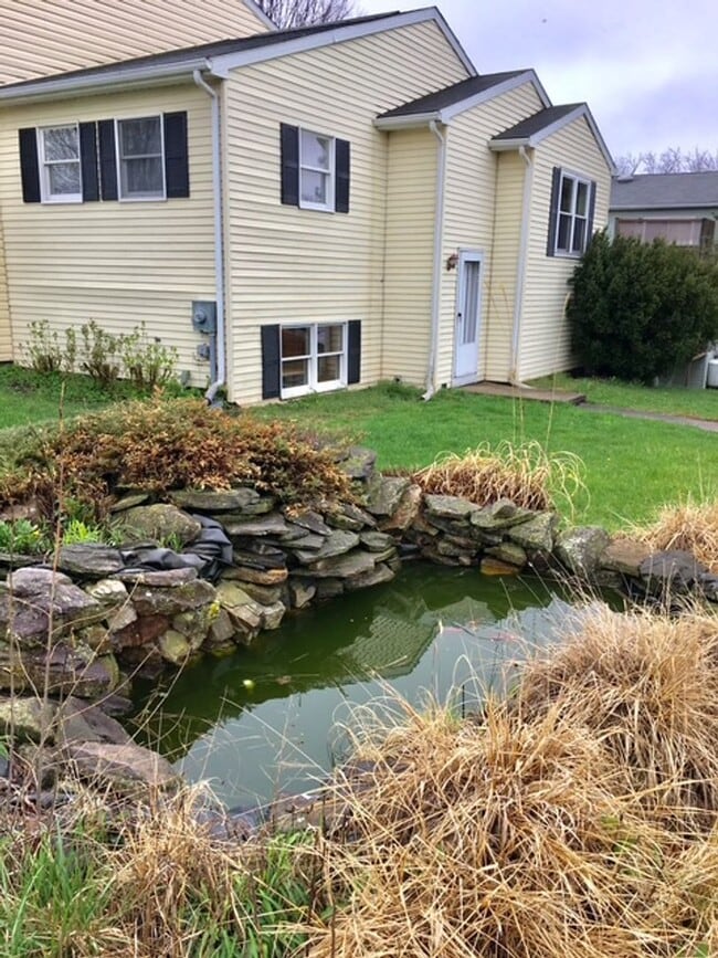 Building Photo - 3 Bedroom Townhouse in Great Community – Available Now!