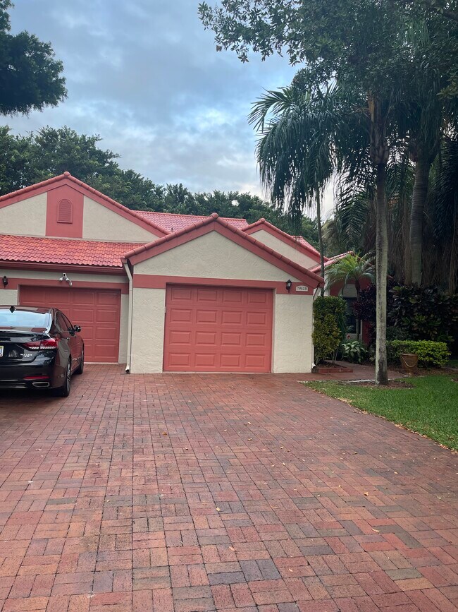 Entrada delantera del garaje - 7942 Lexington Club Blvd Unidad B