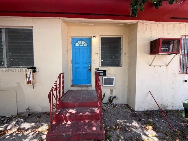Building Photo - 3129 SW 9th St Unit 2