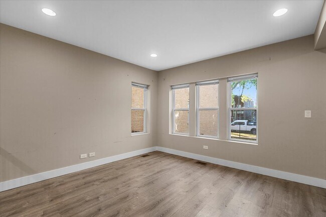 Photo - 5731 N Washtenaw Ave Unit 1R