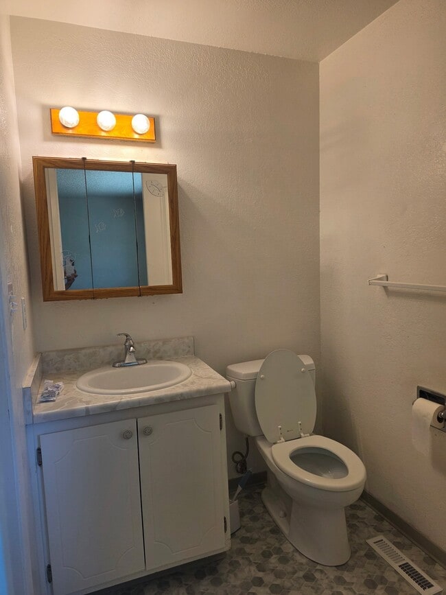Photo - 504 Sandstone Dr