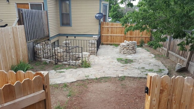 Building Photo - 1118 6th St