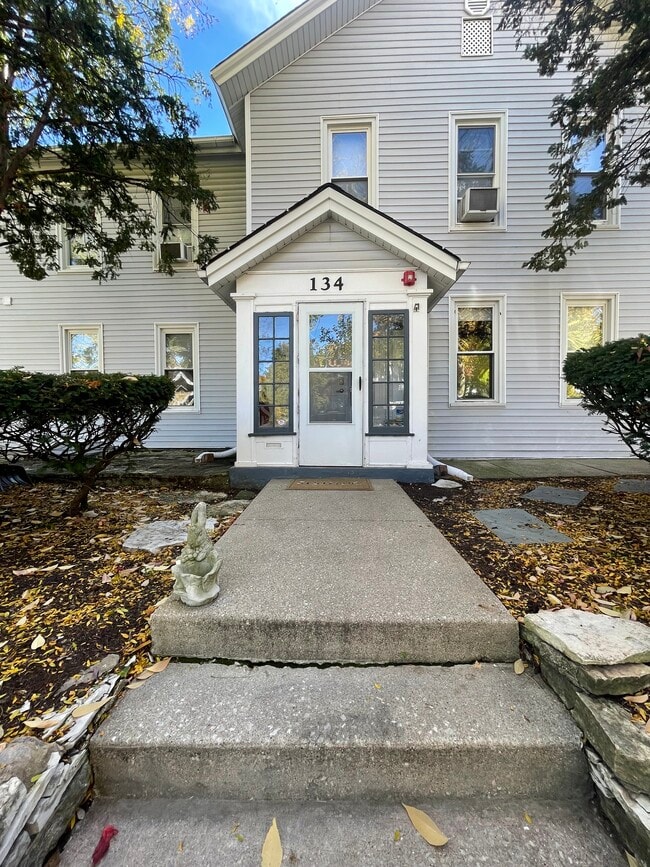 Building Photo - 134 E Maple St Unit #2