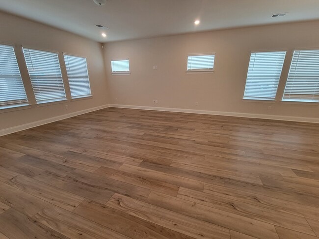 Photo - 716 Taylor Bend