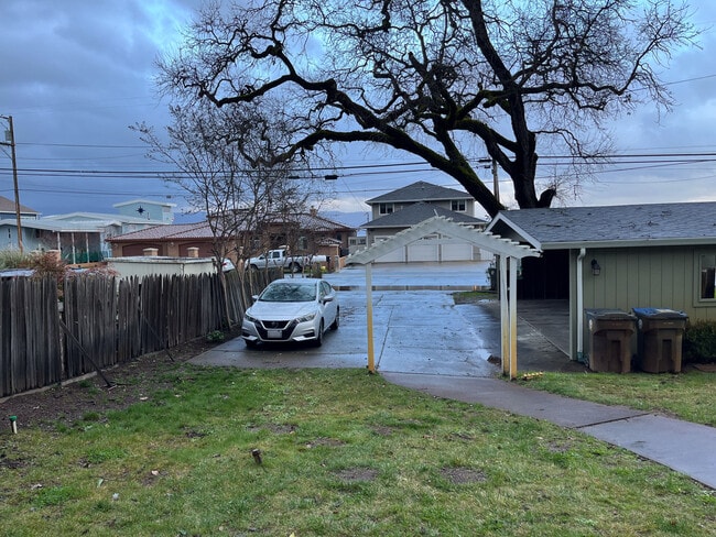 Vista desde el patio. - 2667 Lakeshore Blvd Unidad 3