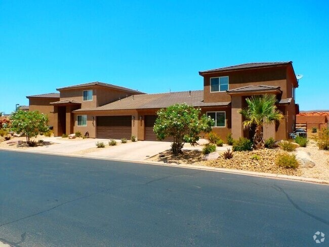 Building Photo - 4 bed, 2.5 bath duple unit w/2 car garage Rental