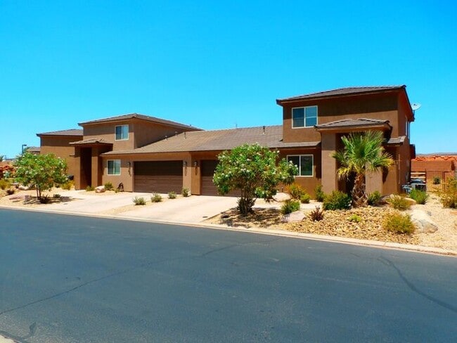 4 bed, 2.5 bath duple unit w/2 car garage - 4 bed, 2.5 bath duple unit w/2 car garage House