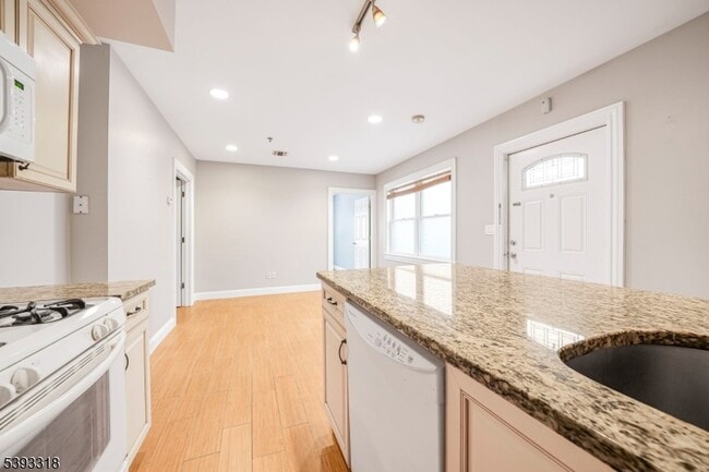 Photo - 284 John St Unit 1R