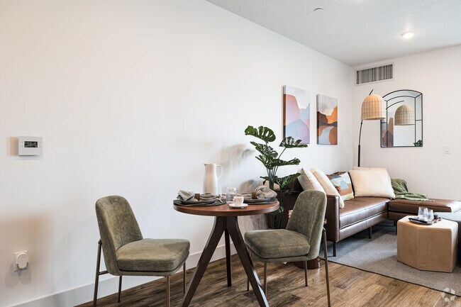 1BR, 1BA - 598SF - Dining Room/Living Room