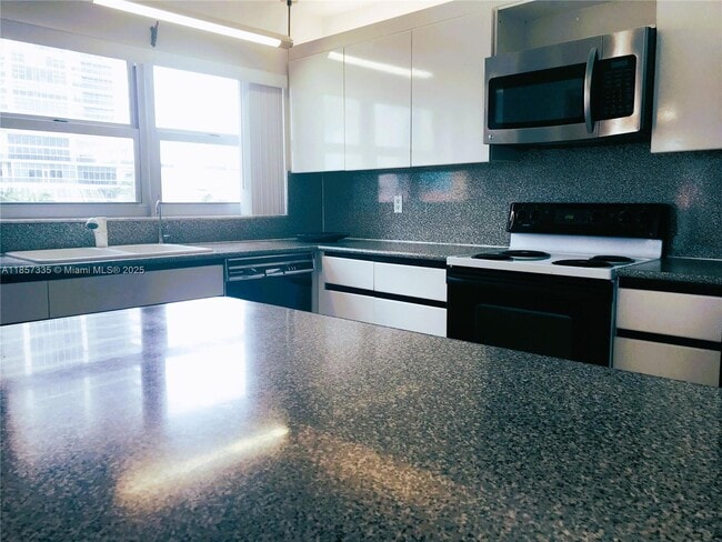 Photo - 1825 S Ocean Dr Unidad 401 Rental