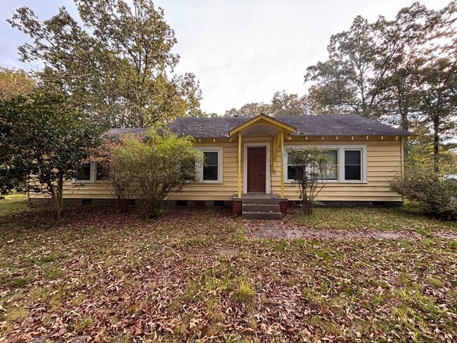 Building Photo - 3 Bedrooms- 2 Bathroom- House in Coosa!