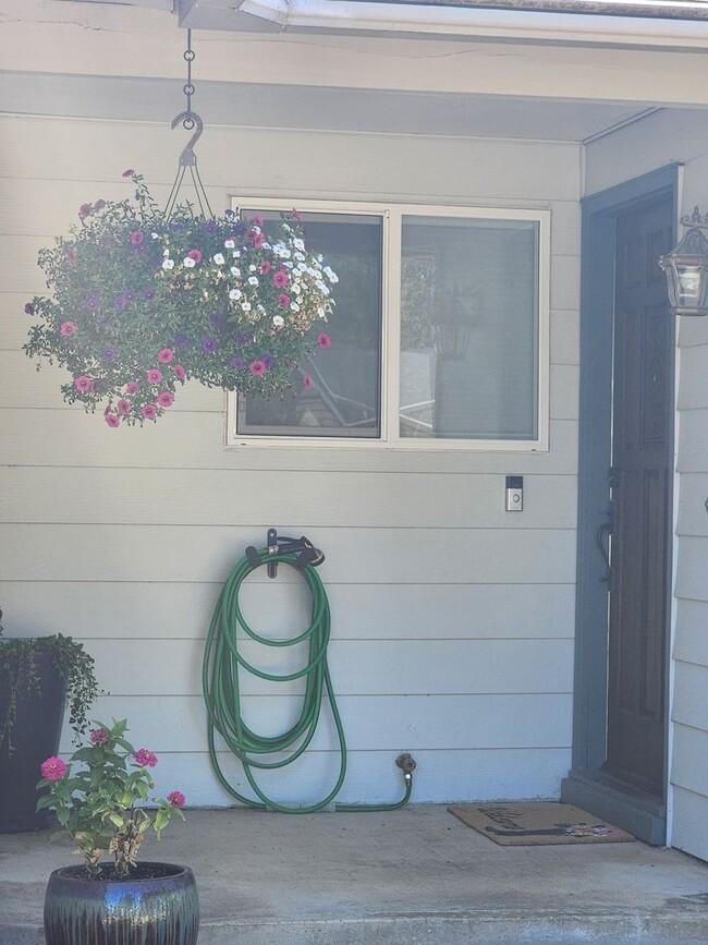 Building Photo - Pet Friendly, Single-Level, Attractively Updated Home in NE Newberg
