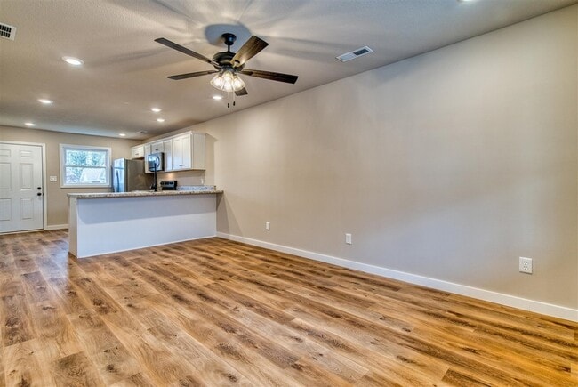 Photo - 913 W 9th St